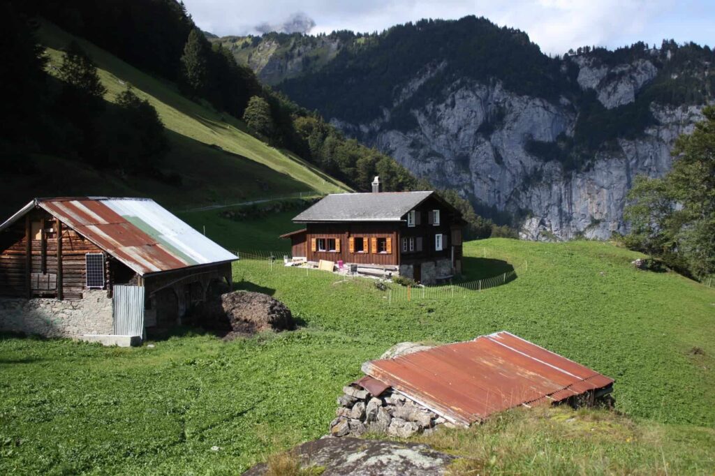 Eine Alphütte in den Bergen