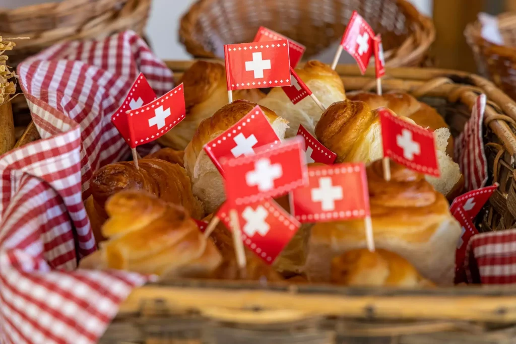 Schweizer Fähnchen in Croissants.