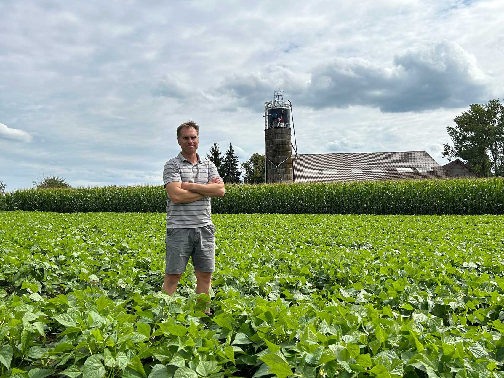Marius Frei auf einem Feld vor seinem Betrieb.