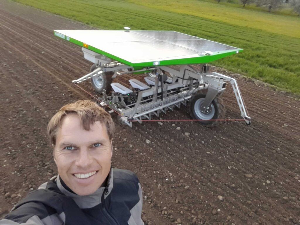 Marius Frei und der Feldroboter «Farmdroid».