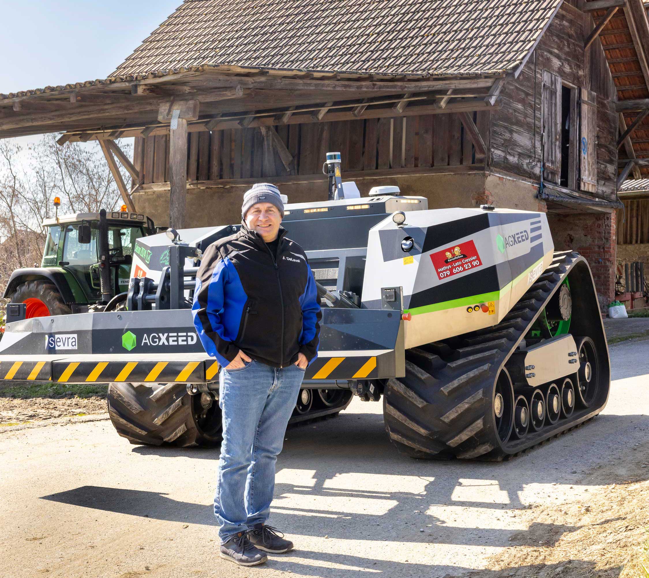 Beat Mathys mit seinem Feldroboter.