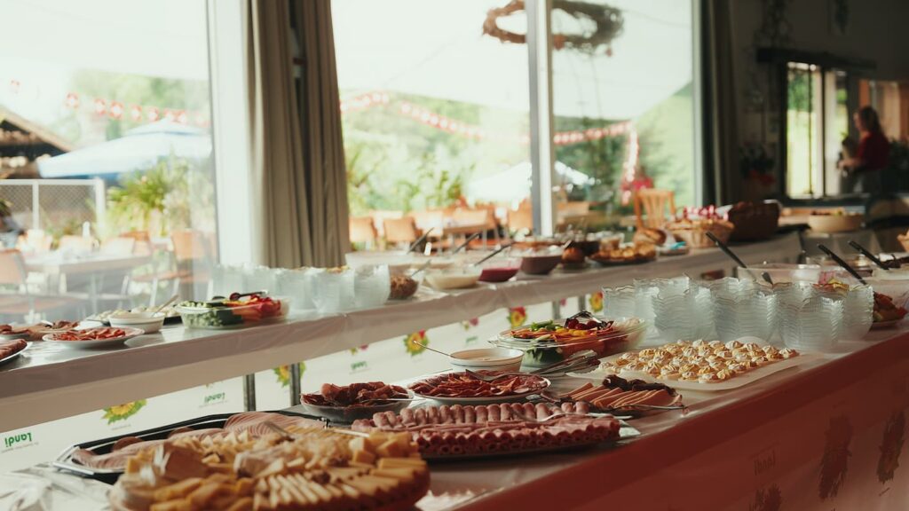 Ein Buffet mit Leckereien für den 1. August-Brunch.