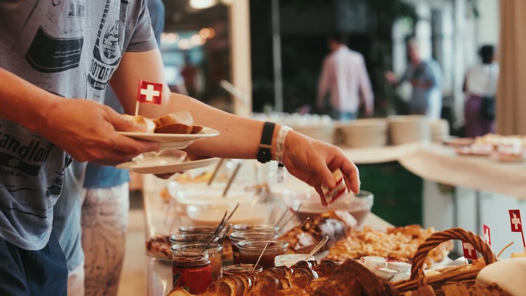 Jemand schöpft sich vom 1. August-Brunch-Buffet.