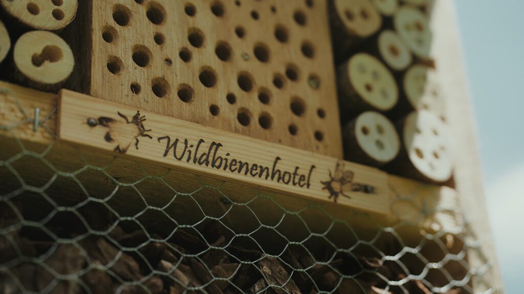 Ein Bienenhotel in Nahaufnahme.