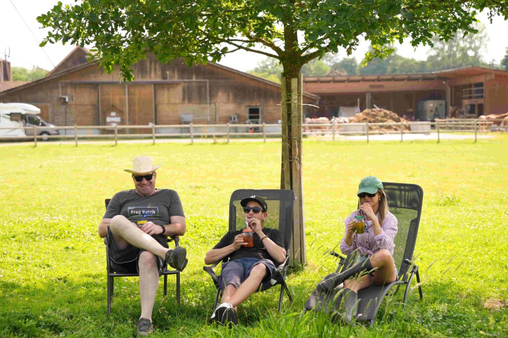Nadia, Sandro und Patrik im Liegestuhl auf der Weide