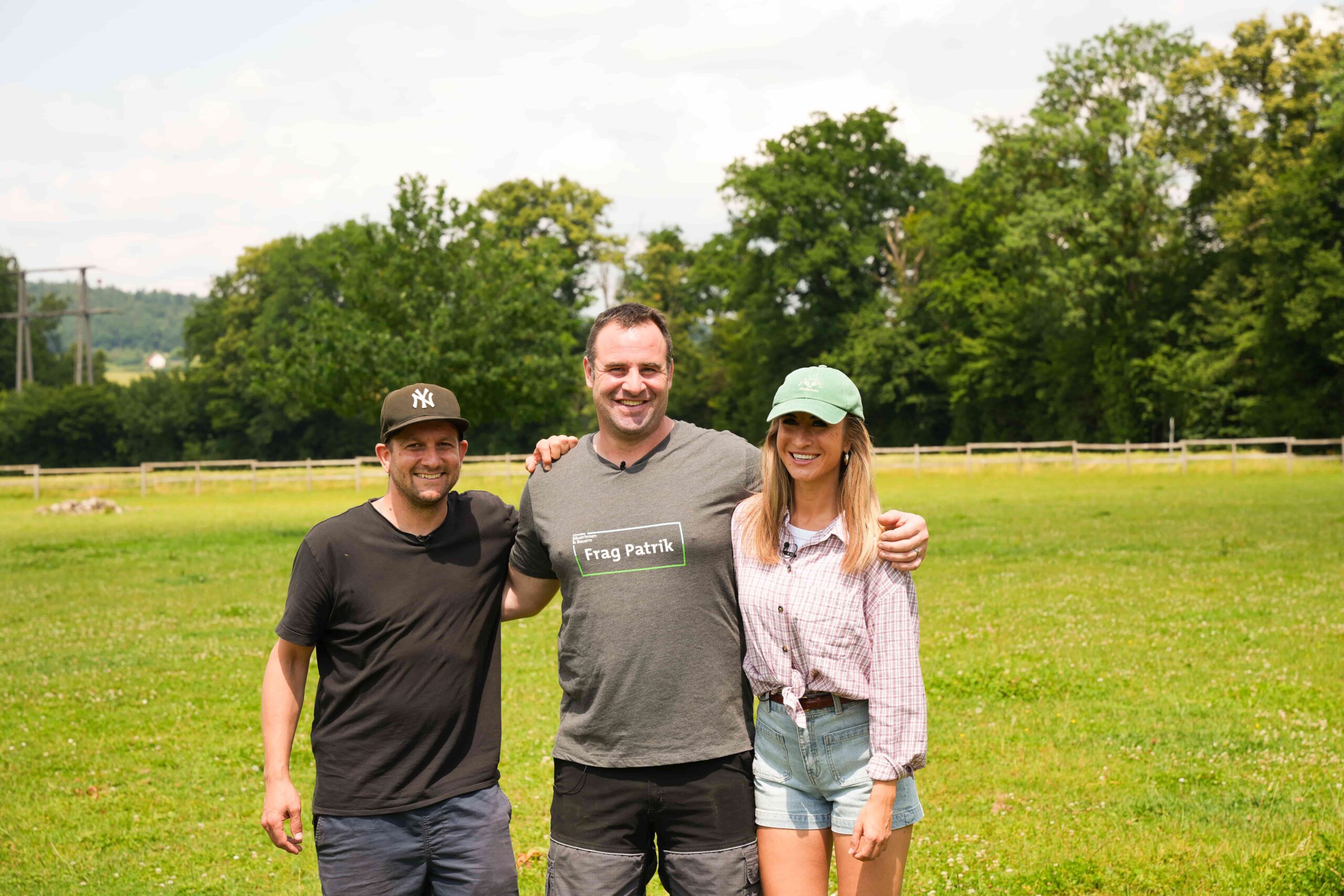 Nadia, Sandro und Patrik Arm in Arm auf der Weide