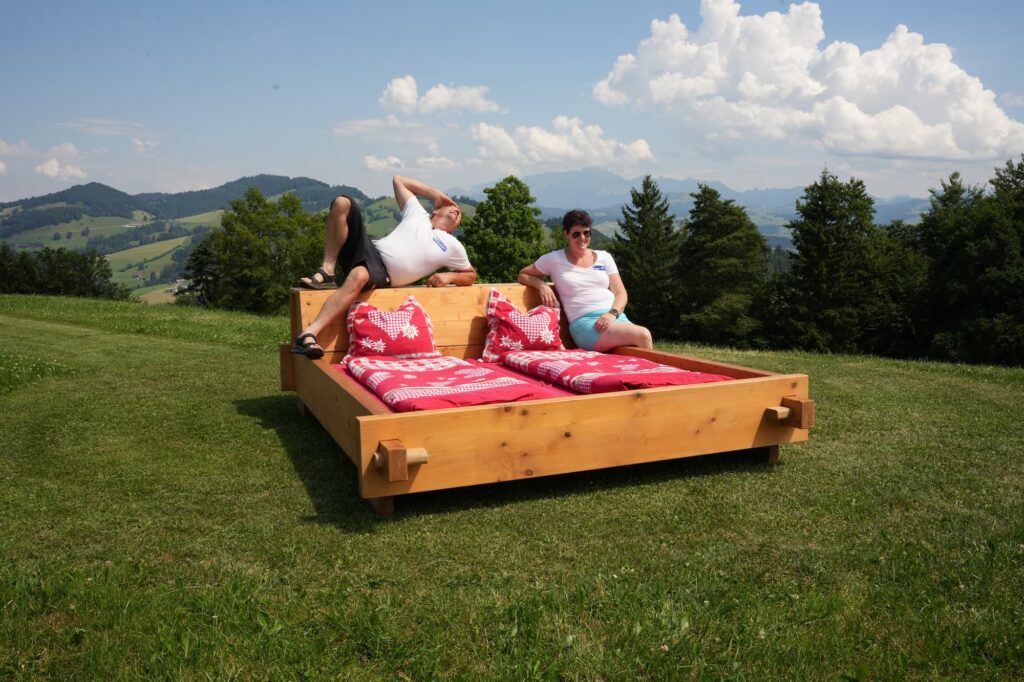 Familie Roth auf ihrem Bett unter freiem Himmel.