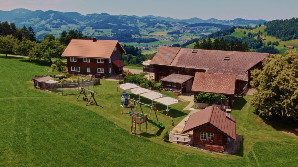 Der Erlebnishof Weid-Hof mit Spielplatz.