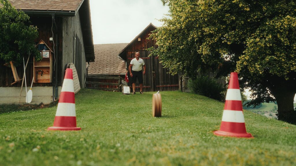 Ein Mann bei einem Spiel an der Bauernhofolympiade.