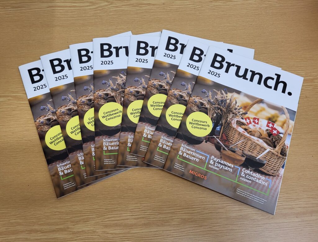 Viele Brunchmagazine auf einem Holztisch.