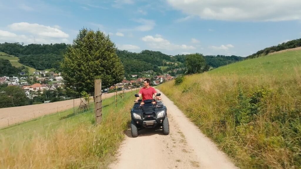 Bauer fährt über Feldweg