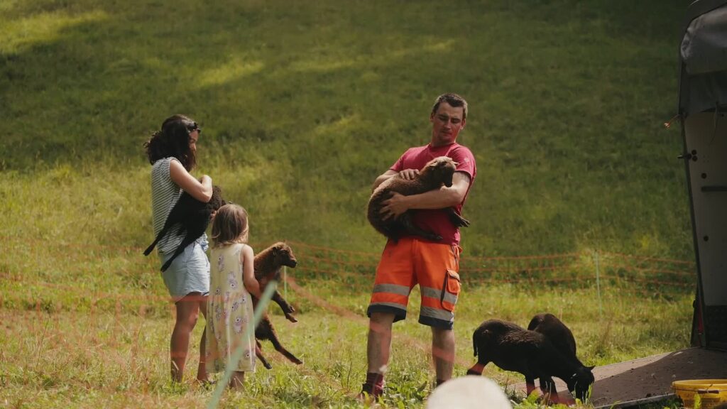 Familie Stocker mit Lämmern in den Armen