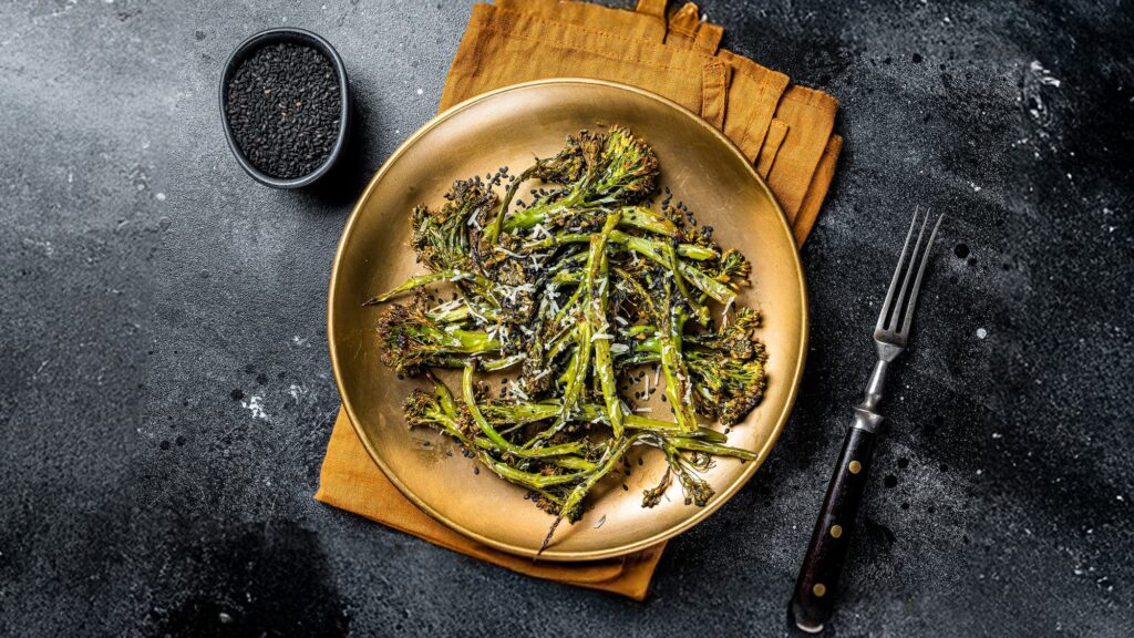 Bimi Broccoli auf einem Teller angerichtet.