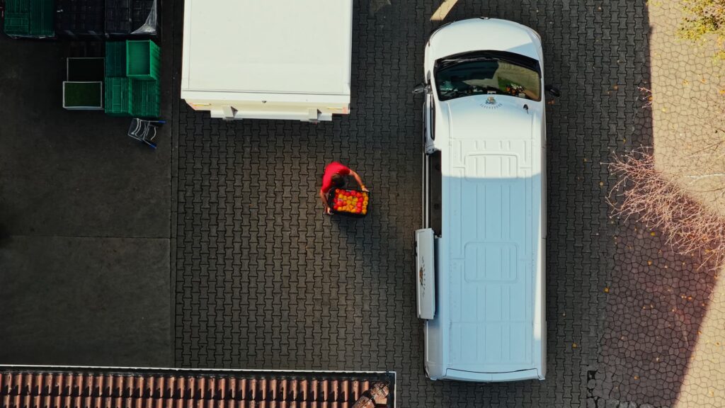 Jonas Boog auf dem Parkplatz aus der Vogelperspektive.