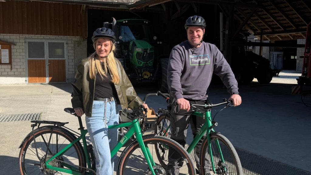 Jasmin und Patrik mit ihren grünen Velos.