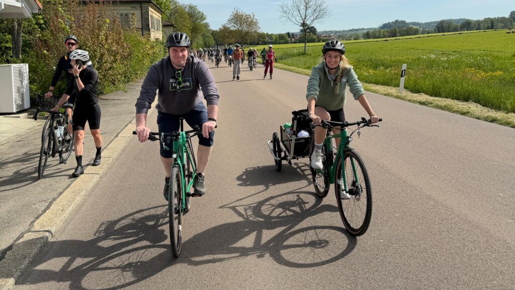 Patrik und Jasmin fahren Velo am slowUp.