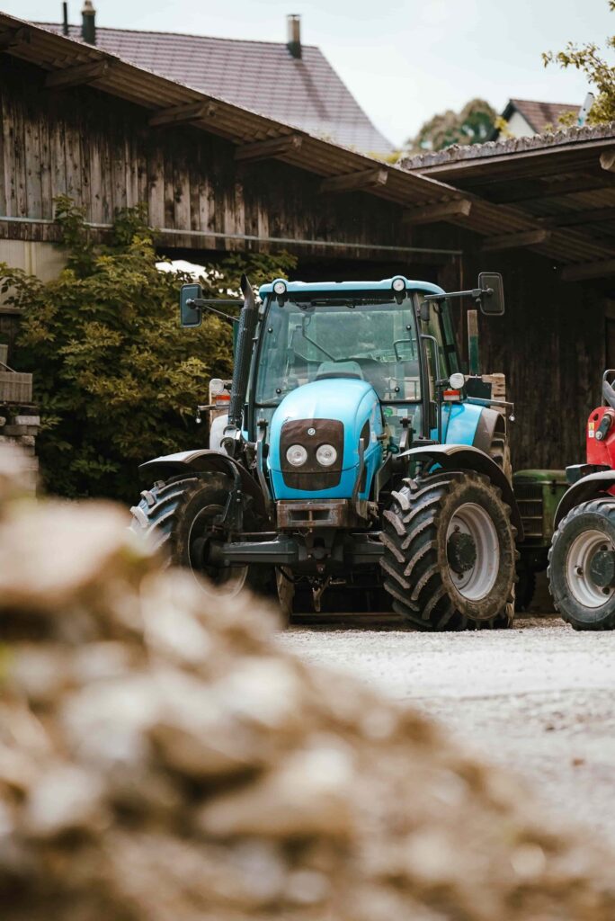Traktor steht auf dem Platz auf einem Bauernhof