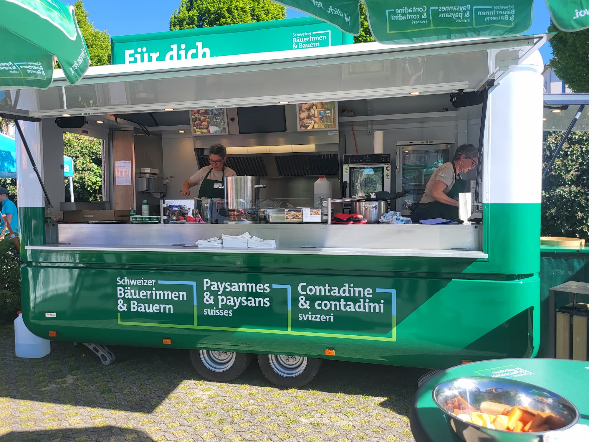 Zwei Frauen in einem grünen Foodtruck.